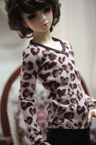 Present by Doll Manufacturer Endless, this T-shirt fits for SD doll with panther print. 